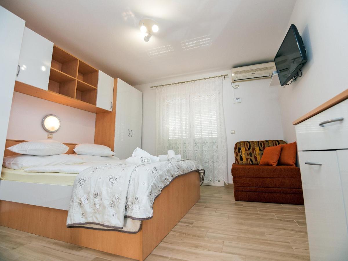 Apartments Bene Banjol Екстер'єр фото