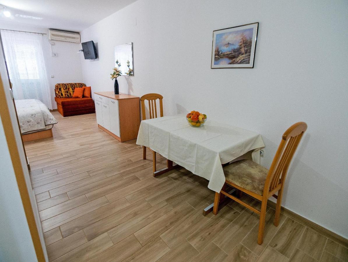 Apartments Bene Banjol Екстер'єр фото