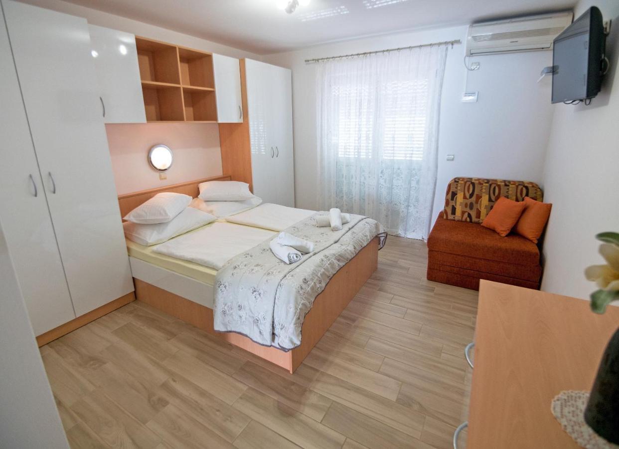 Apartments Bene Banjol Екстер'єр фото