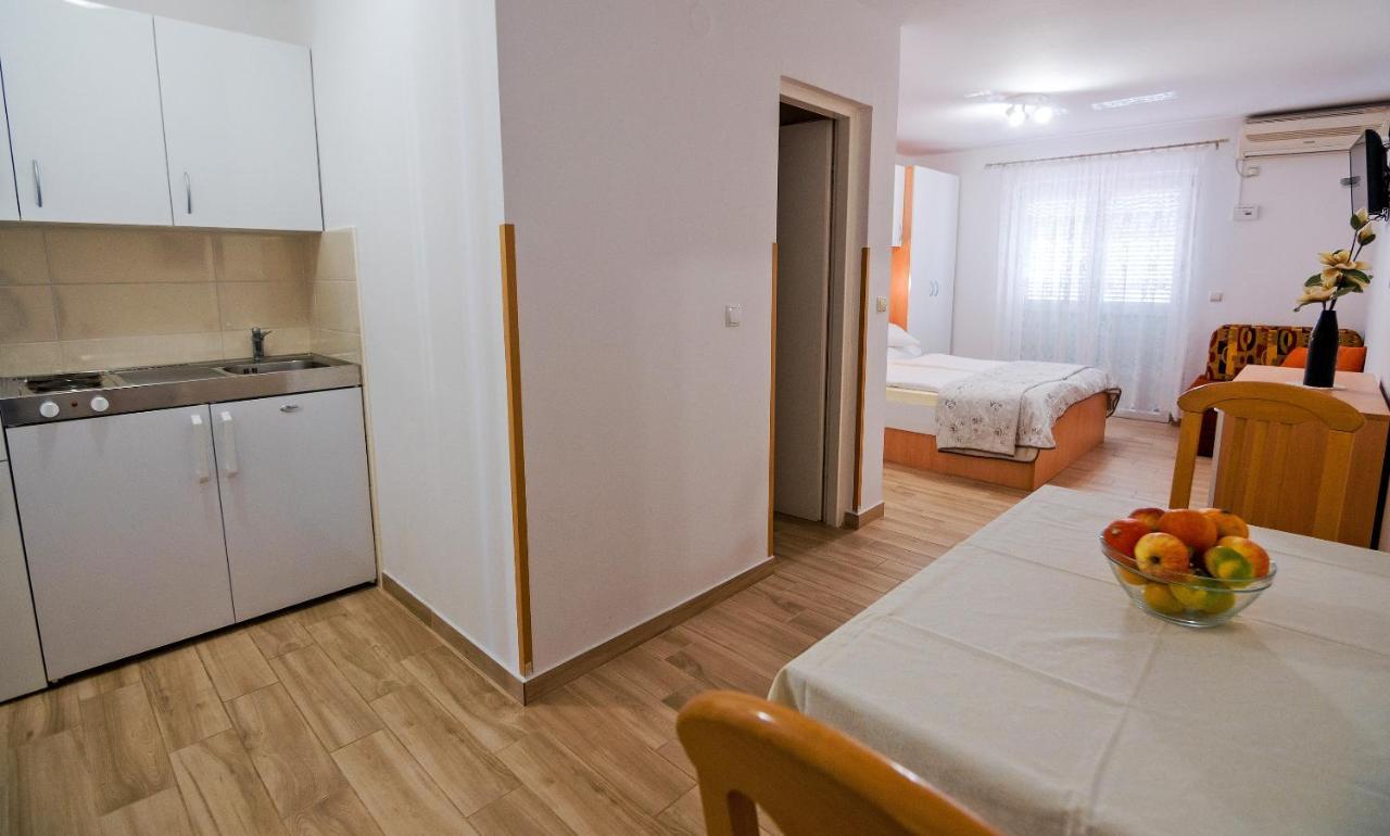 Apartments Bene Banjol Екстер'єр фото