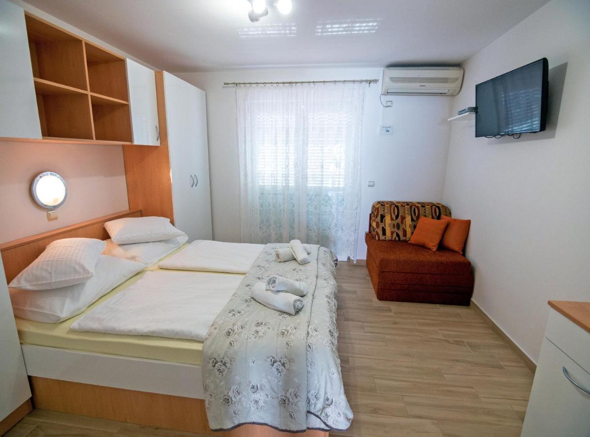 Apartments Bene Banjol Екстер'єр фото