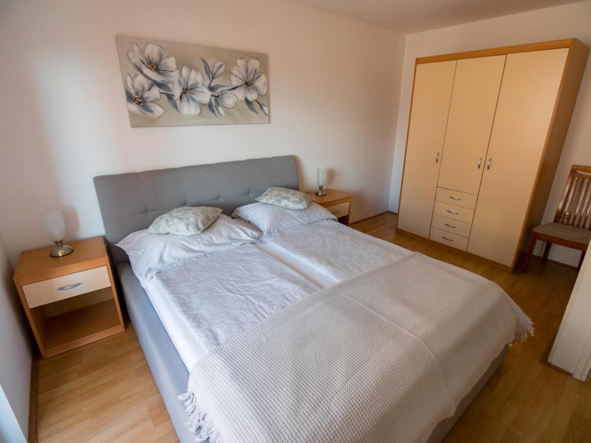 Apartments Bene Banjol Екстер'єр фото