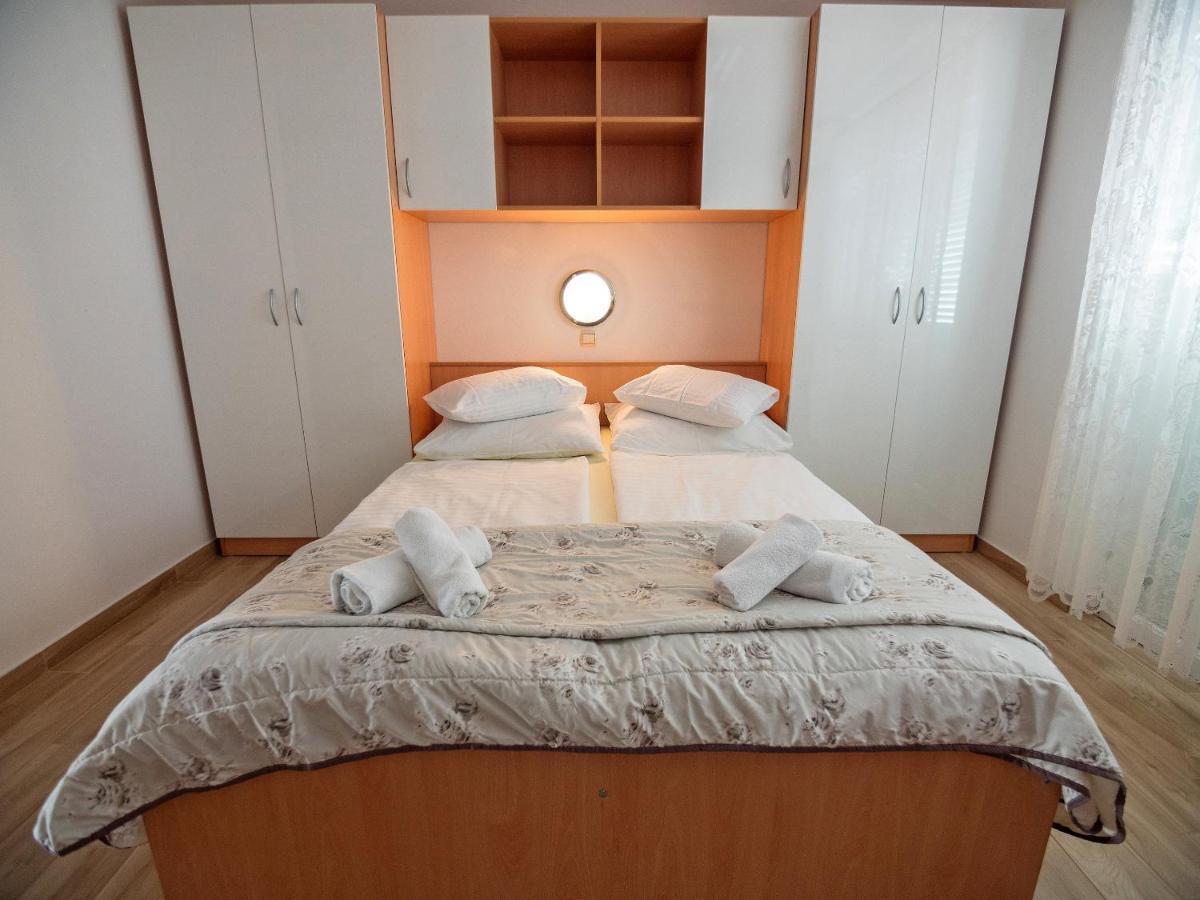 Apartments Bene Banjol Екстер'єр фото