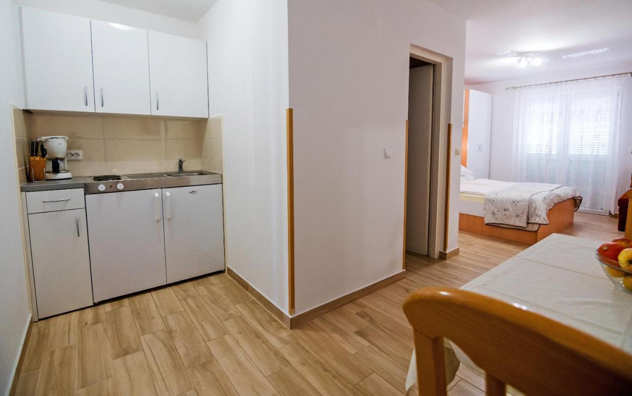 Apartments Bene Banjol Екстер'єр фото