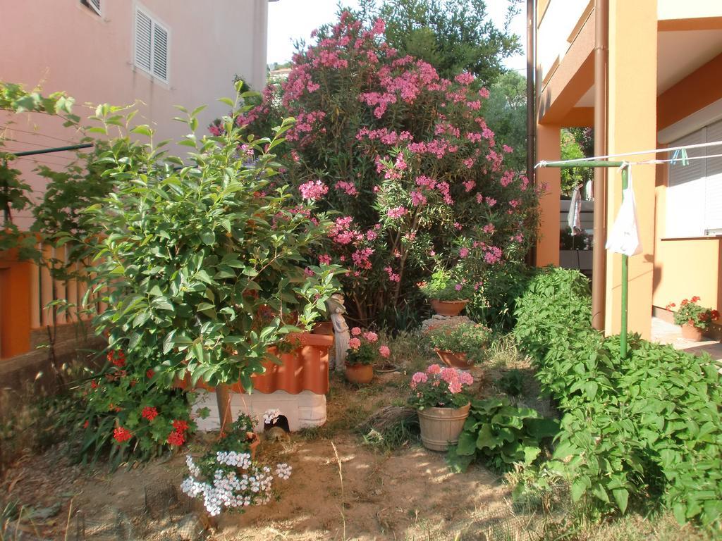 Apartments Bene Banjol Екстер'єр фото